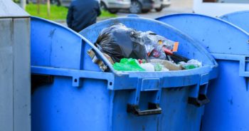 W czym tkwi problem z nadmiarem śmieci wylewających się z osiedlowych kontenerów?