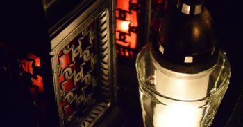 Wszystkich Świętych nocą. Cmentarz w Zielonej Górze nocą jest piękny.