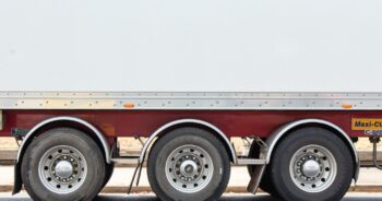 Jakie są najważniejsze kryteria wyboru materiałów do produkcji zabudów do samochodów ciężarowych?