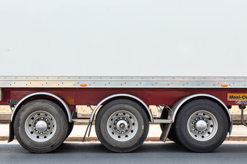 Jakie są najważniejsze kryteria wyboru materiałów do produkcji zabudów do samochodów ciężarowych?