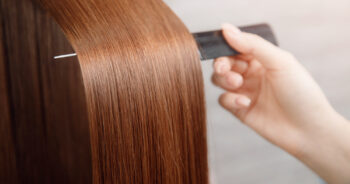 Keratynowe prostowanie włosów – jak działa i co warto wiedzieć?