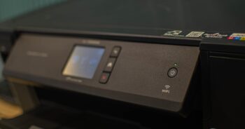 Jakie są najskuteczniejsze sposoby na usunięcie uporczywych zabrudzeń z drukarek wielkoformatowych za pomocą płynów oczyszczających?