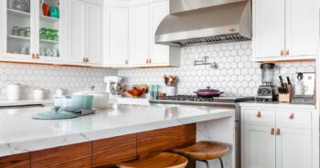 Blaty na wymiar w Warszawie – Jak wybrać idealne rozwiązanie do swojej kuchni