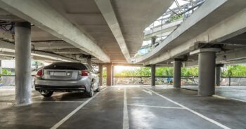 Na parkingu przy palmiarni w nocy parkujemy za darmo