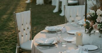 Krzesła na wesele – jak wyposażyć salę?