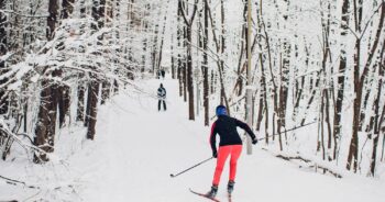 Narciarstwo biegowe pośród śnieżnych lasów Mazur
